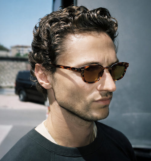 Calverton sunglasses by 2KWRLD with round frames and dark tinted lenses, stylish eyewear for sunny days.